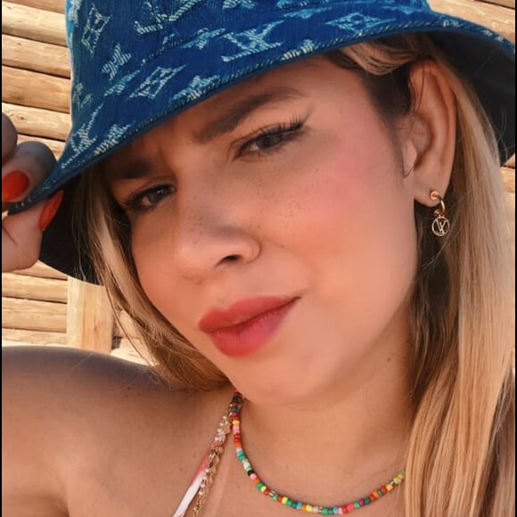 Marília Mendonça usa bucket hat grifado em look praiano