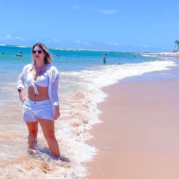 Marília Mendonça usou look all white com short e camisa social aberta