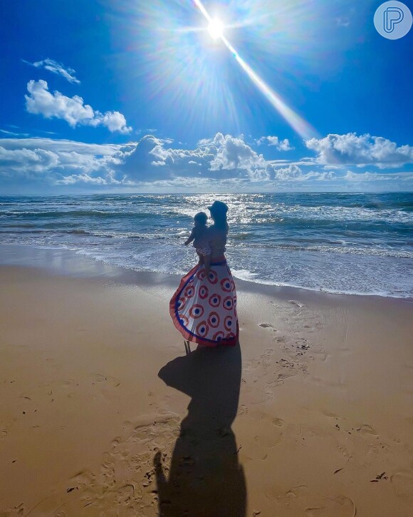 A cantora Marília Mendonça combinou look de praia com o filho em foto