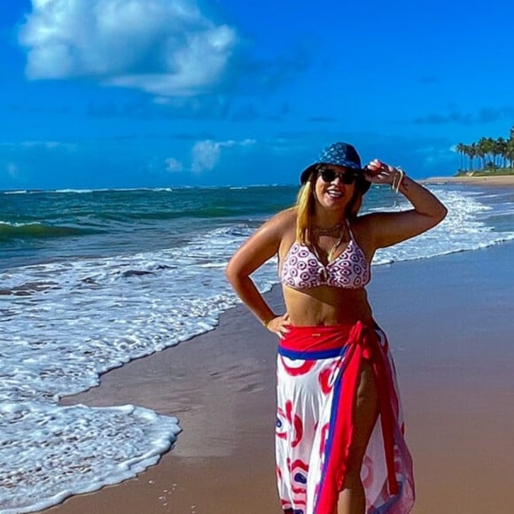 Cropped, bucket hat e mais: Marília Mendonça capricha nas trends de verão em viagem