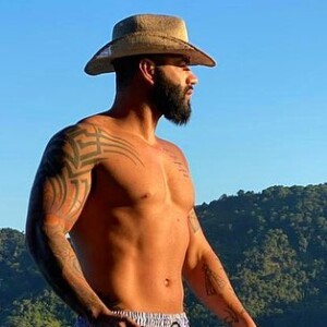 Gusttavo Lima vem exibindo corpo sarado nas redes sociais