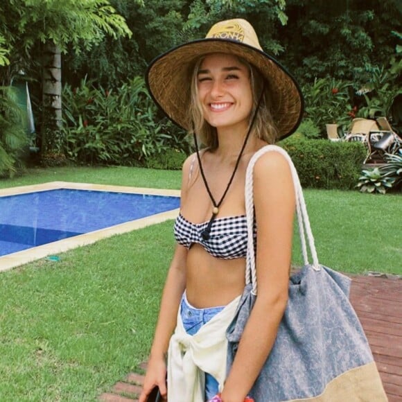 Sasha Meneghel deixou corpo à mostra em foto de biquíni em viagem