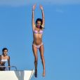 Alessandra Ambrósio se joga de lancha durante passeio em embarcação de luxo com amigos