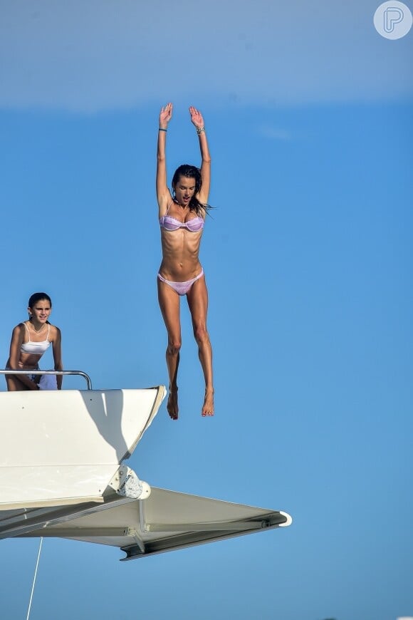 Alessandra Ambrósio se joga de lancha durante passeio em embarcação de luxo com amigos