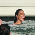 Alessandra Ambrósio se diverte após pular de lancha em praia