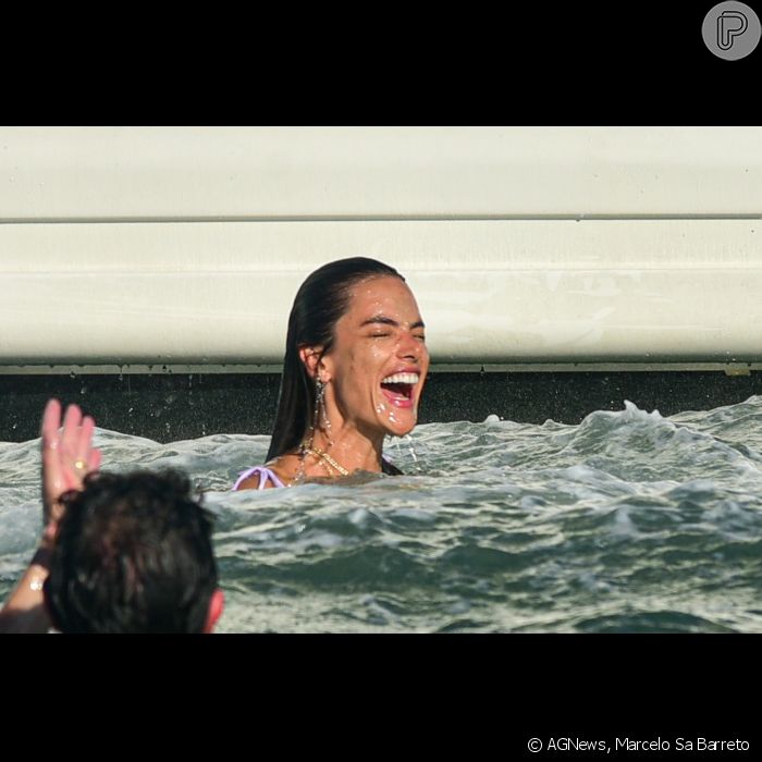 Alessandra Ambrósio se diverte após pular de lancha em praia
