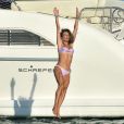 Alessandra Ambrósio se joga no mar de lancha e corpo chama atenção