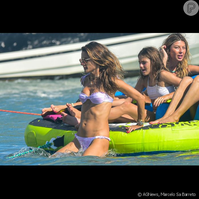 Alessandra Ambrósio se joga no mar após brincar em boia inflável