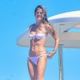 Alessandra Ambrósio aposta em biquíni na cor lavanda para passeio de lancha