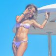 Biquíni lavanda de Alessandra Ambrosio é uma das tendências de moda praia para o verão