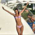 Alessandra Ambrósio é adepta do yoga para manter corpo em forma