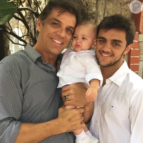 Felipe Simas posa ao lado do pai, Beto Simas, e do filho, Joaquim