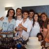 Felipe Simas celebra o batizado do filho ao lado dos irmãos Rodrigo Simas e Bruno Gissoni
