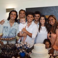 Rodrigo Simas e Bruno Gissoni vão a batizado do sobrinho, filho de Felipe Simas