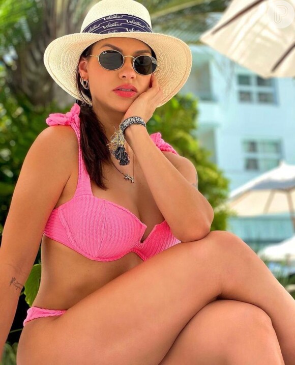 Andressa Suita exibe corpo em foto de biquíni; modelo aposta em um canelado pink fluor com decote com recorte em 'V'