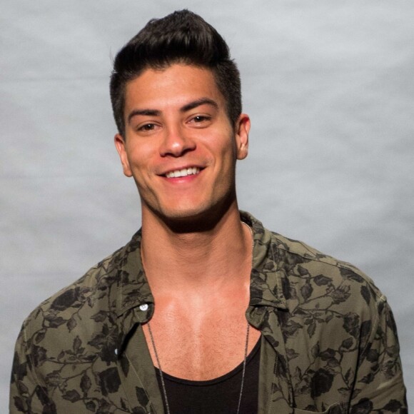 Arthur Aguiar nega que foi dispensado da novela 'Gênesis', da Record TV, por desobediência