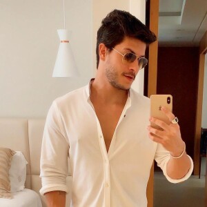 Arthur Aguiar teria recebido uma bronca por chegar atrasado, não cortar o cabelo, não fazer a barba nem provar o figurino na data previamente combinada