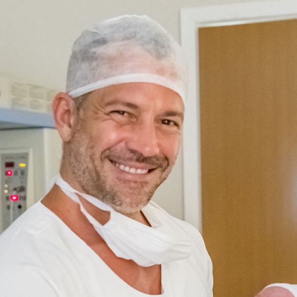 Malvino Salvador posa com o filho caçula, Rayan, após o parto