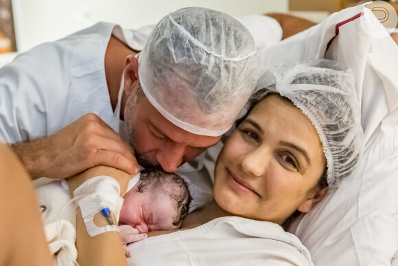 Malvino Salvador beija o filho Rayan após o parto da mulher, Kyra Gracie
