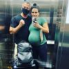 Kyra Gracie e Malvino Salvador postaram fotos horas antes do parto no elevador de casa