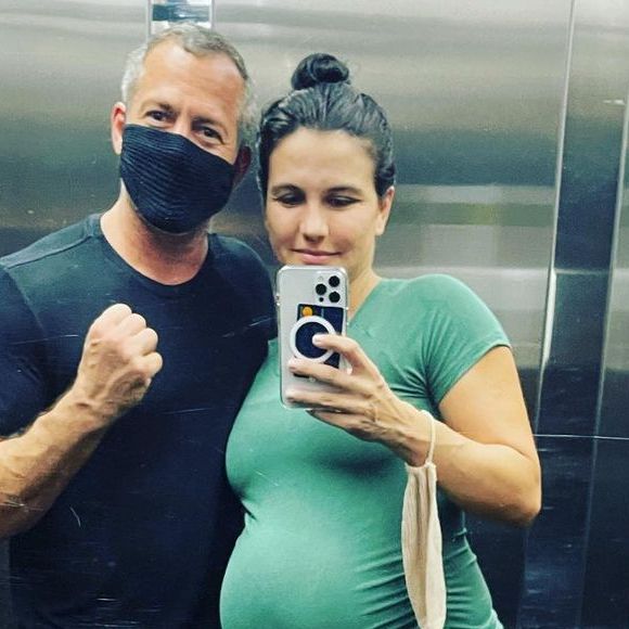 Kyra Gracie e Malvino Salvador postaram fotos horas antes do parto no elevador de casa
