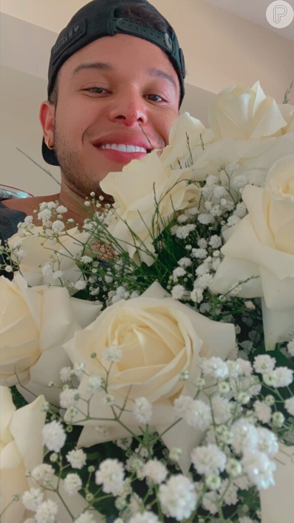 Gabi Martins ganhou um buquê de rosas brancas de Tierry