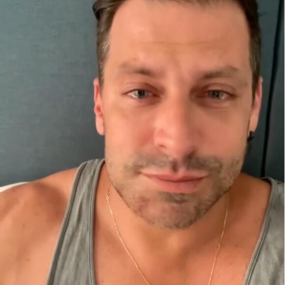 Henri Castelli relata agressão: 'Eu estava com alguns amigos e, do nada, fui puxado pelas costas, pelo pescoço, jogado no chão e agredido. Vítima de socos e chutes no rosto'