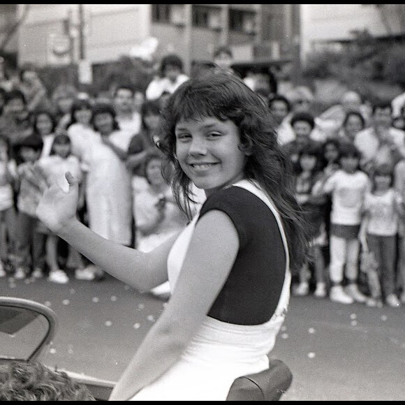 Simony em foto dos anos 1980 quando desfilou em parada promovida pelo SBT