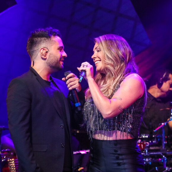 Simony se declarou ao noivo, Felipe Rodriguez: 'Te amo vidinha, pincinho. Meu mundo todinho'