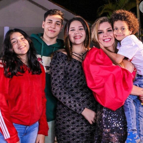 Simony é mãe de quatro filhos - Ryan, Aysha, Pyetra e Anthony