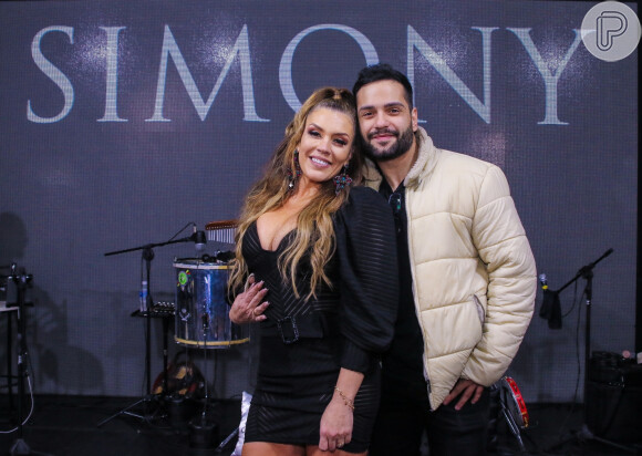 Simony e o cantor Felipe Rodriguez ficaram noivos em outubro de 2020: 'Meu melhor amigo. Meu parceiro para vida'