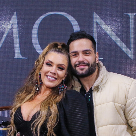 Simony e o cantor Felipe Rodriguez ficaram noivos em outubro de 2020: 'Meu melhor amigo. Meu parceiro para vida'