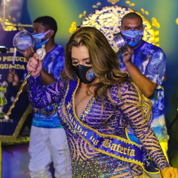 Simony vai ser rainha de bateria da Unidos do Peruche no próximo carnaval