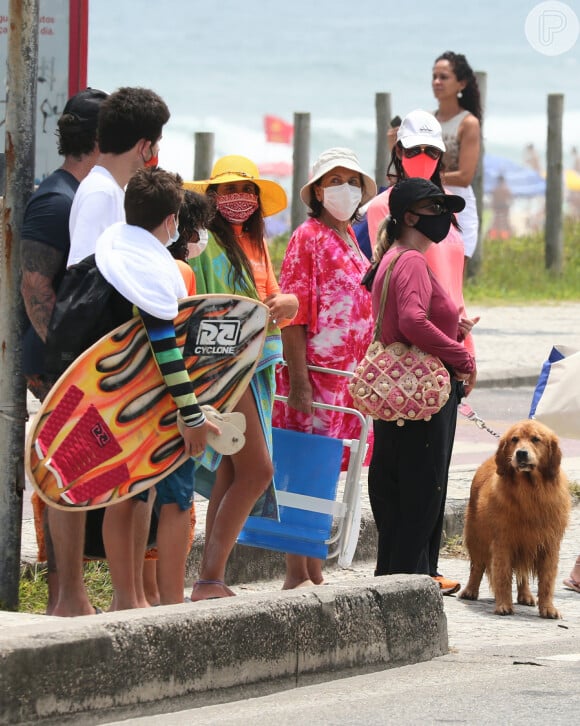 Marcos Mion deixa praia com a mulher, os três filhos e amigos