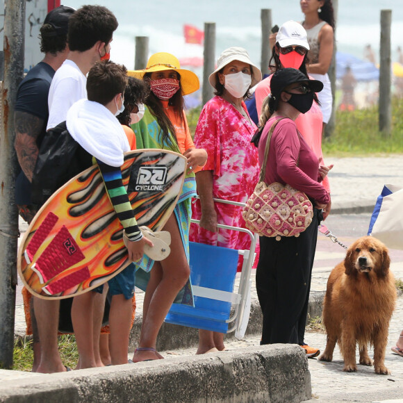 Marcos Mion deixa praia com a mulher, os três filhos e amigos