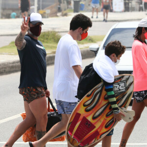 Marcos Mion deixa praia na companhia da mulher, Suzanna Gullo, e dos três filhos