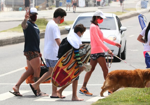 Marcos Mion deixa praia na companhia da mulher, Suzanna Gullo, e dos três filhos