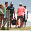 Marcos Mion e os três filhos, Romeo, Donatella e Stefano, foram à praia no Rio de Janeiro