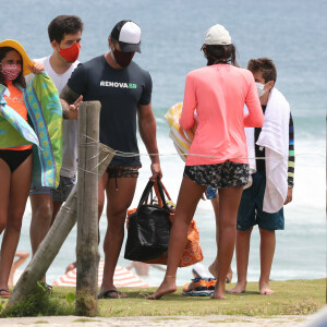 Marcos Mion e os três filhos, Romeo, Donatella e Stefano, foram à praia no Rio de Janeiro