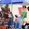 Marcos Mion conversa com família durante dia de praia