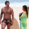 Marcos Mion conversa com a filha, Donatella, em dia de praia