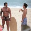 Marcos Mion conversa com o filho, Romeu, em dia de praia