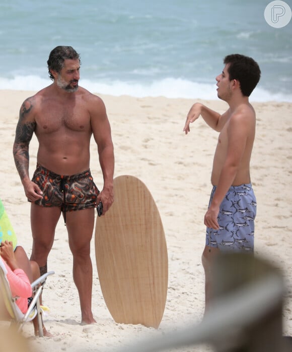 Marcos Mion conversa com o filho, Romeu, em dia de praia