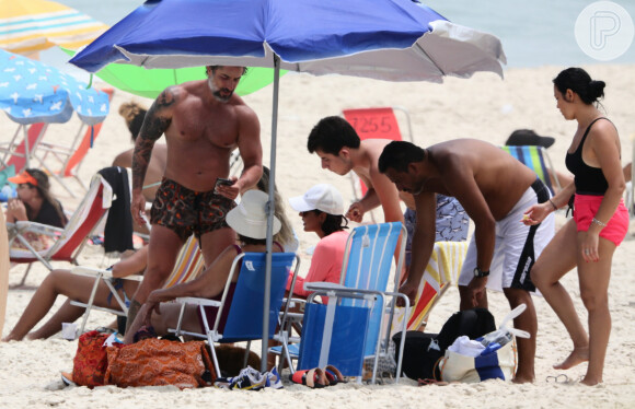 Marcos Mion, filhos e mulher curtem praia no Rio de Janeiro. Fotos!