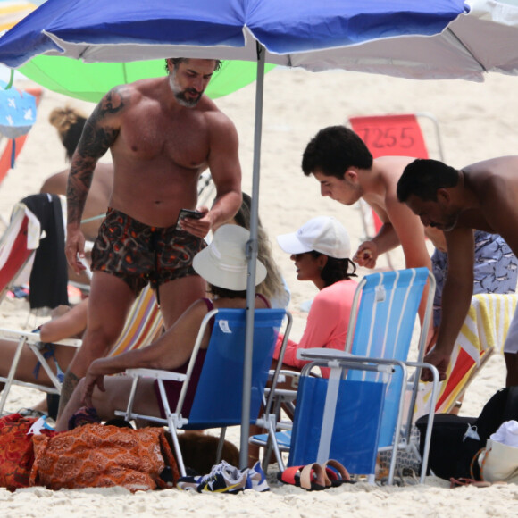 Marcos Mion, filhos e mulher curtem praia no Rio de Janeiro. Fotos!