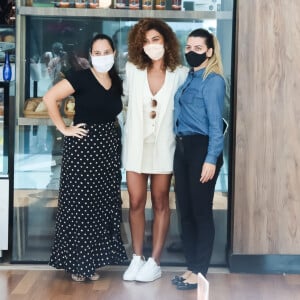 Juliana Paes, com look branco, posa com fãs em shoppig