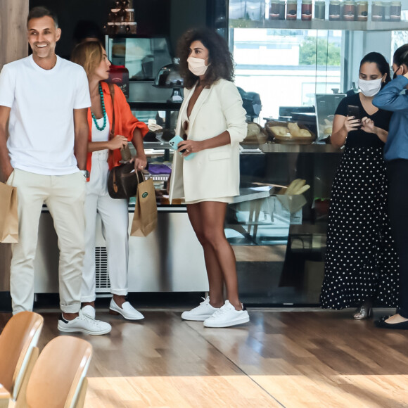 Juliana Paes encontrou amigos durante visita ao shopping na Barra da Tijuca