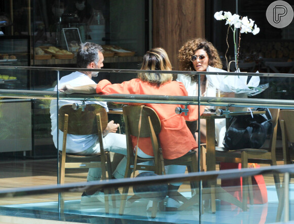 Juliana Paes tomou café com amigos em shopping no Rio de Janeiro