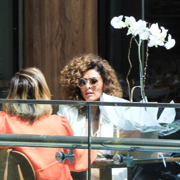 Juliana Paes tomou café com amigos em shopping no Rio de Janeiro