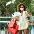 Cachos e bronzeado em dia! Juliana Paes usa look all white para ir às compras. Fotos